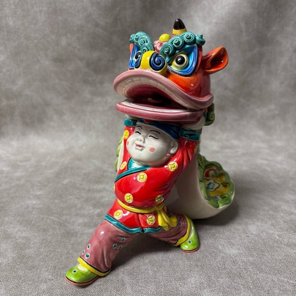 Vintage Porcelain Chinese Lion Dance Statue - Signed -In original Box - Picture 7 of 12